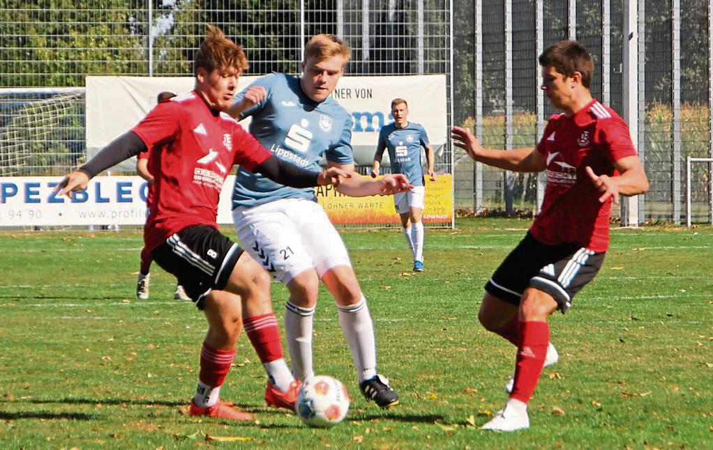 Der SV 03 Geseke (in Rot) fiebert dem Derby gegen Mönninghausen entgegen, während der VfL Hörste/Garfeln (weiße Hosen) zu angeschlagenen Warsteinern reist. Foto: Heiner Schnieder