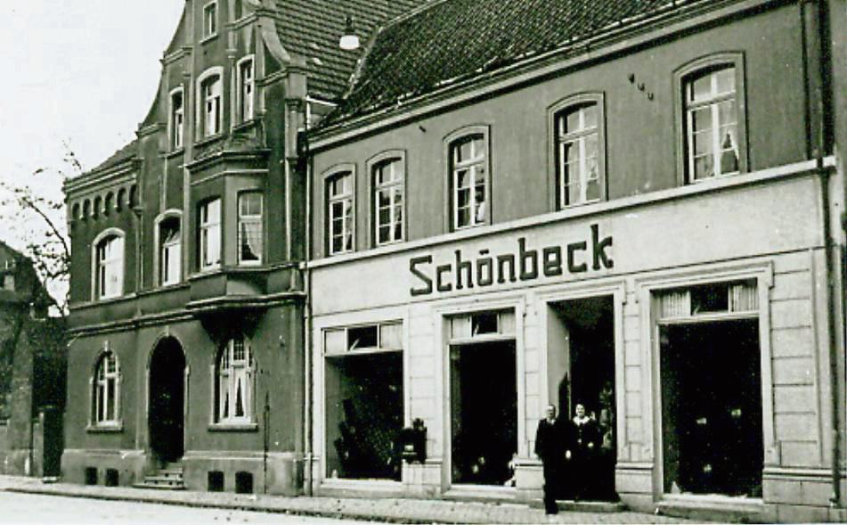Das Wohn- und Geschäftshaus der Schönbecks. Im Vordergrund stehen Otto und Emmy Schönbeck im Eingang ihres Bekleidungsgeschäfts. Foto: Verein f. Heimatkunde Geseke