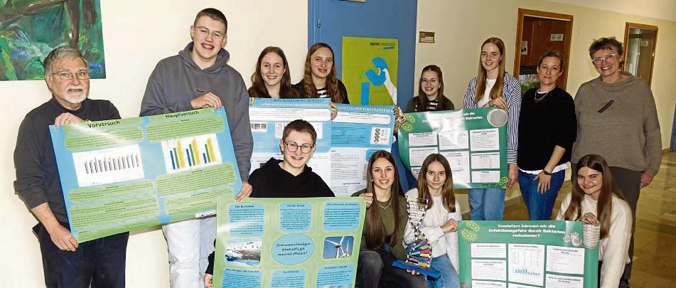 Mit ihren Forschungsprojekten nahmen die Schülerinnen und Schüler des Friedrich-Spee-Gymnasiums erfolgreich am Wettbewerb „Jugend forscht“ teil. Foto: Kloer