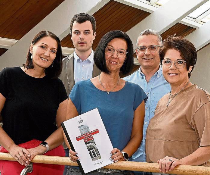 Gute Qualität in der Pflege: Katharina Plog, Katrin Dietz und Michaela Schlummer (v. l.) vom Sachgebiet Pflegeplanung und Alter haben den Bericht der WTG-Behörde (früher Heimaufsicht) gemeinsam mit dem neuen Sachgebietsleiter Marius Hansbuer (hinten links) und dessen Vorgänger Jan Dirksmeier (hinten rechts) vorgestellt. Foto: Birgit Kalle (Kreis Soest)