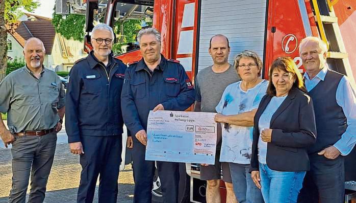 Die SPD hat 200 Euro an die Feuerwehr gespendet.