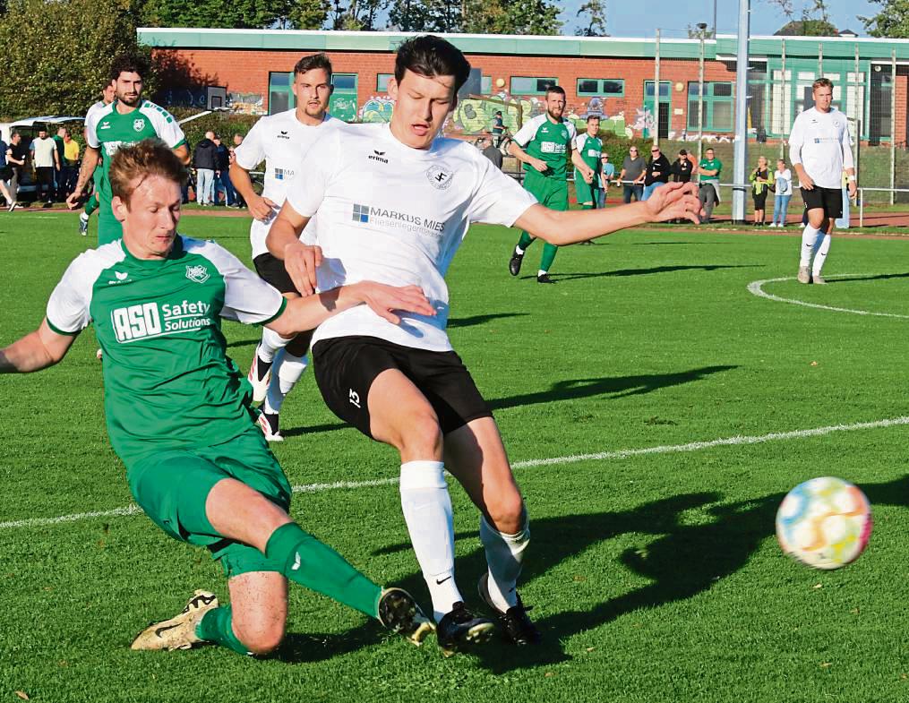 Klare Angelegenheit. Mit einem Doppelpack baute Louis Sprick (r.) die Halbzeitführung des SuS Bad Westernkotten gegen Cappel auf 3:0 aus. Fotos: Thomas Wiegand