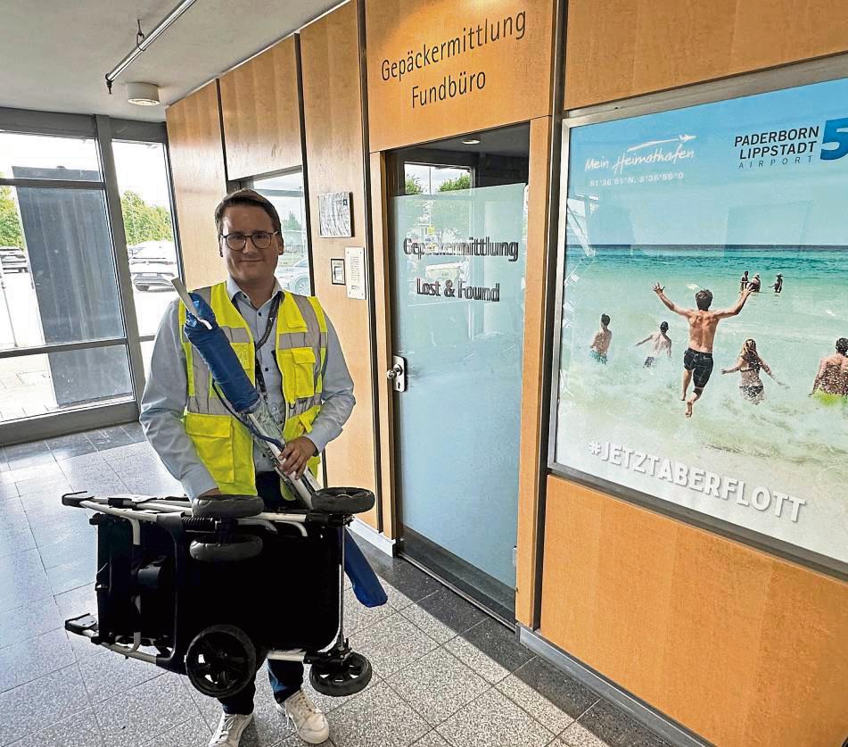 Koffer lagern aktuell nicht im Flughafen-Fundbüro in Paderborn/ Lippstadt, dafür Kinderwagen und Sonnenschirme, weiß Leiter Magnus Töcker. Foto: Cegelski