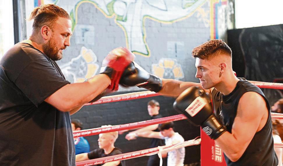 Rund 60 Kämpfer trainieren der ehemalige Profiboxer Francesco Pianeta (l.) und Guido Rehkemper in „Guido’s Gym“ in Lippstadt. Auf dem Foto legt sich der frischgebackene Niederrheinmeister Jakub Mikolajczak (r.) aus Lippstadt mächtig ins Zeug. Foto: Tuschen