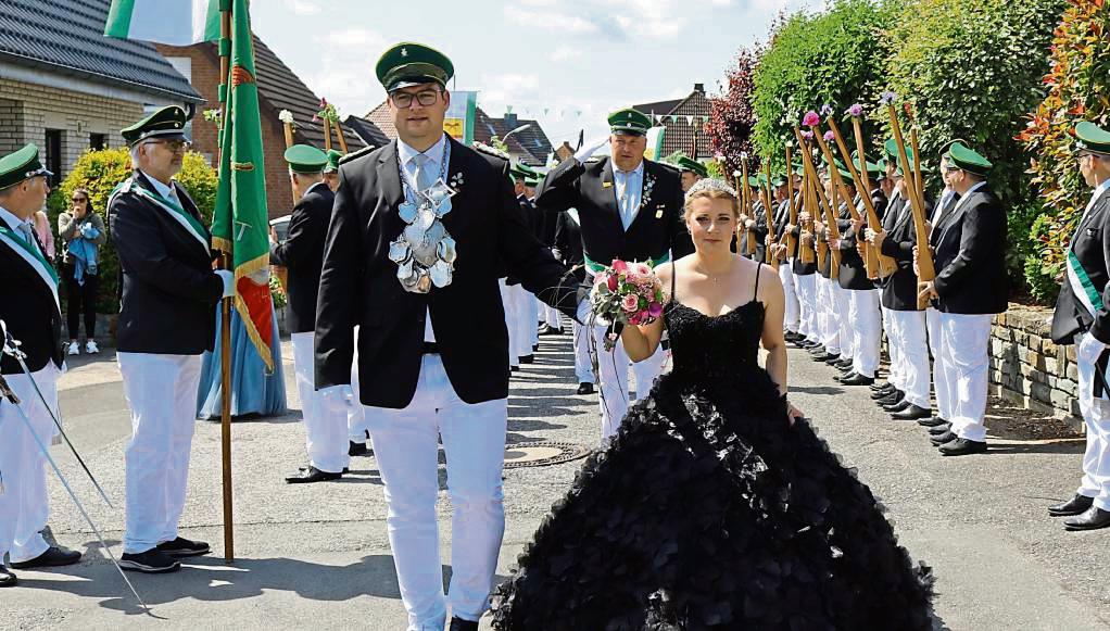 In schwarzer Robe marschierte Annika Schürmann beim Festumzug an der Seite von Schützenkönig Niklas Schürmann durch die Straßen. Fotos: Priesnitz