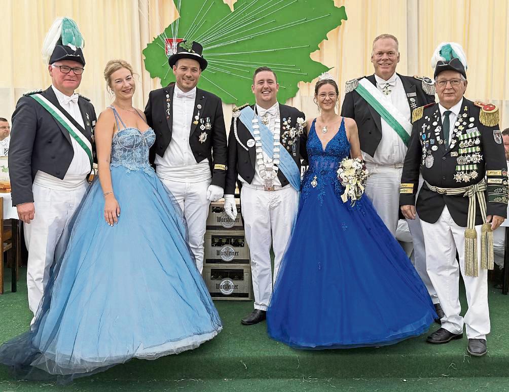 Große Freude über den tollen Festablauf herrschte bei (v.l.) Bürens Oberst Andreas Köchling, das Bürener Königspaar Steffen Löper und Nora Rosensträter, das neue Kreiskönigspaar aus Salzkotten David Käuper und Sabrina Bohr, Salzkottens Oberst Matthias Kemper (Sonne) und der stellv. Kreisschützenoberst Johannes Hennek. Foto: Johannes Büttner