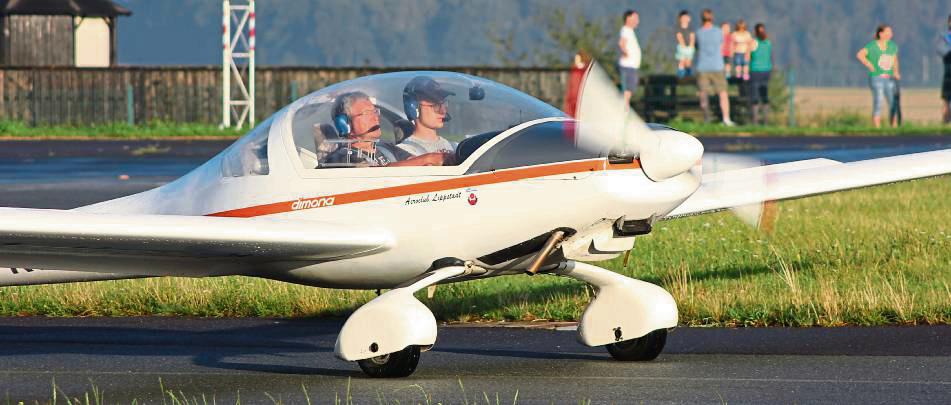 Hans-Arno Ließ schult Julius Heimlich im Motorsegler „Dimona“.