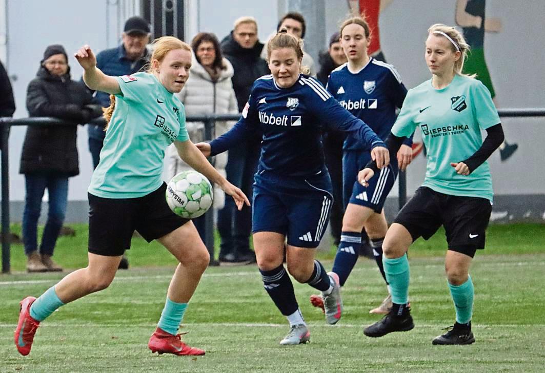 Nach der Derby-Klatsche beim TuS Wadersloh (in Blau) sind die Spielerinnen von Germania Stirpe gegen Herford auf Wiedergutmachung aus. Foto: Uwe Feichtinger