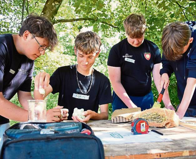 Seit drei Jahren pflegen die Sekundarschule Anröchte/Erwitte und die Wald- und Bauernhofpädagogik auf Gut Eggeringhausen eine Kooperation. Im Juli waren die „Plastik-Checker“ dort vor Ort. Foto: Georg Giannakis