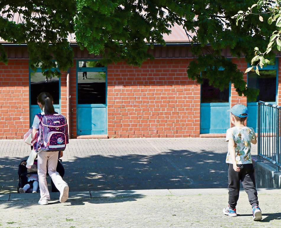 Der Bereich zwischen Grundschule und Ballsporthalle dient als Abholzone für die Kinder der offenen Ganztagsschule (OGS). Foto: Dietz