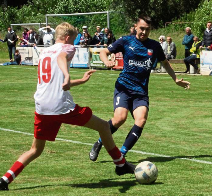 Das Bezirksliga-Tor ist weit geöffnet, die A-Junioren des TuS Lipperode (in Blau) müssen nur noch hindurchgehen. Mit einem satten Vorsprung geht man ins Rückspiel. Foto: Dannhausen