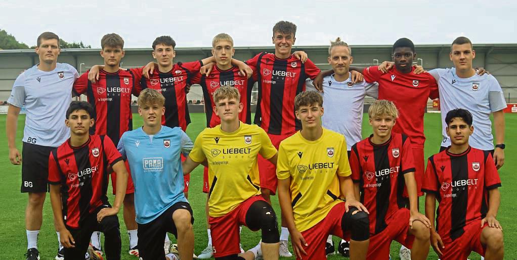 Neuzugänge und neues Trainerteam bei der B-Jugend des SV Lippstadt. Auf dem Bild (h.v.l.): Co-Trainer Benedikt Grabsch (SC Wiedenbrück), Daniel Ratkovic (SC Paderborn), Henry Neuhardt (Hombrucher SV), Niklas Klass (Warendorfer SU), Yannic Vorderwülbecke (SV Brilon), Trainer Justin Kemper (SC Wiedenbrück), Ibrahima Barry (SV Brilon), Co-Trainer Finn Olsson (SV Sande); (v.v.l.) Eric Cavello Arenales (Westfalia Soest), Arnold Edenfeld (SC Wiedenbrück), Finn Lambert (Hombrucher SV), Maximilian Haake (Westfalia Soest), Nick Wittkamp (Warendorfer SU), Azad Eraslan (ASC Dortmund). Es fehlen´Maxim Dick (SC Wiedenbrück), Ledion Buzolli (SC Wiedenbrück), Finn Sencan (Arminia Bielefeld). Foto: Feichtinger