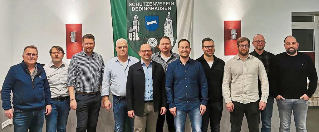 Der Vorstand, v.l.: Dirk Stratmann (Kassenprüfer), Achim Stratmann (Geschäftsführer), Markus Tiemann, Thomas Begere (Beisitzer), Markus Schulte (Oberst), Bastian Brunnert (König), Tobias Wahner (stellv. Oberst), Marcel Begere (Schriftführer), Marco Greschniok (Technik), Manuel Greschniok (Ehrenoffizier), Carsten Jütte (Kassenprüfer). Foto: Goddek