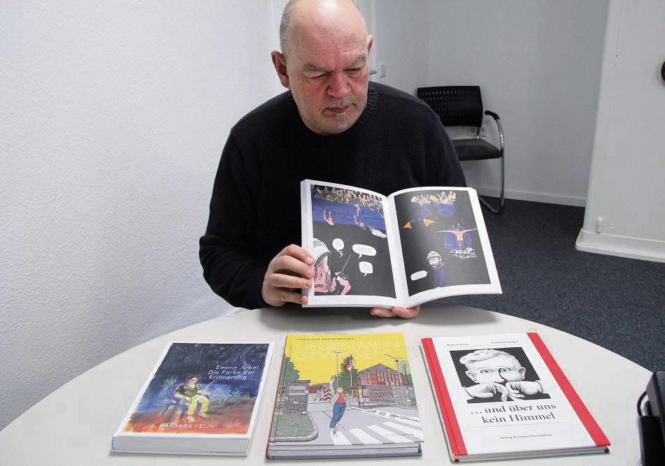 Dirk Raulf mit einigen der Graphic Novels, die von März bis Mai im Lippstädter Kulturraum Synagoge vorgestellt werden. Foto: Balzer