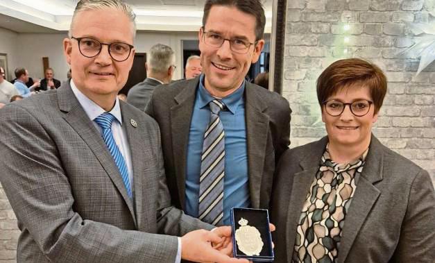 MSV-Oberst Nils Abelmann (l.) mit dem Silberorden von Torsten und Tanja Reker.