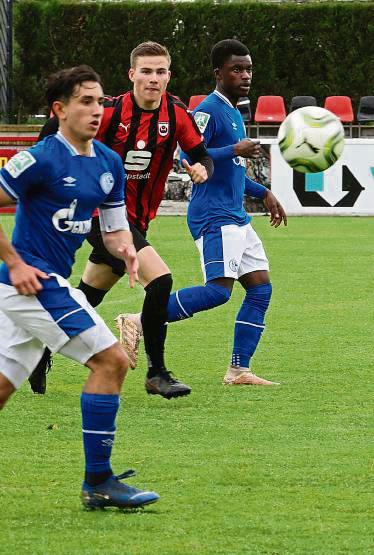 Justus Meier (M.) spielt ab dem neuen Jahr wieder für den SV Lippstadt. Foto: Lütkehaus