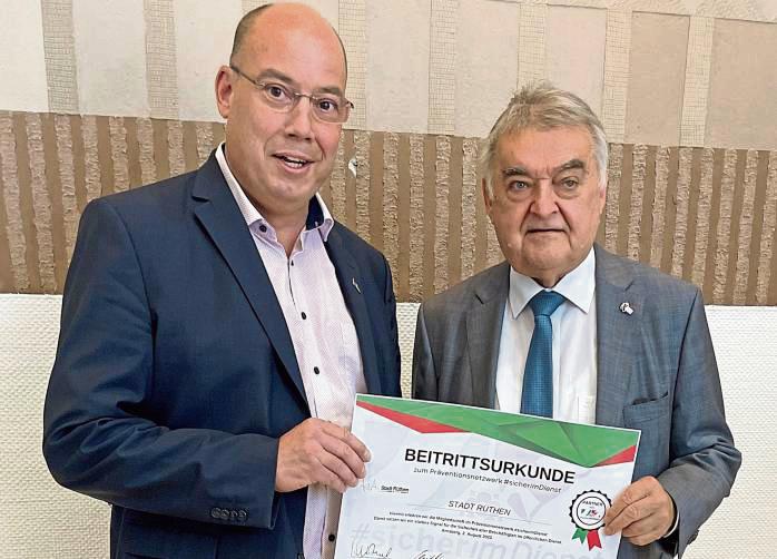 Bürgermeister Peter Weiken nahm die Beitrittsurkunde von Innenminister Herbert Reul entgegen.