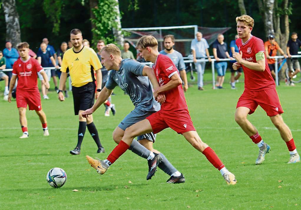 Einen Fehlstart in die neue Saison legte Germania Esbeck hin (in Rot). Im Duell der beiden Absteiger unterlag man der SG Oestereiden/Effeln/Menzel mit 0:1. Foto: Feichtinger