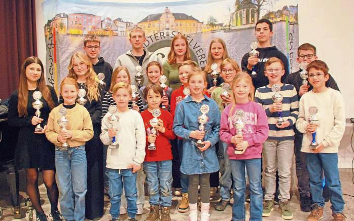 Als Vereinsmeister geehrt wurden (h.v.l.): Max Zimmermann, Luca Hosselmann, Greta Bock, Laura Ortmann, Idriss Chernoubi, Maksim Klaus; (Mitte v.l.): Mia Alice Wintz, Angelina Below, Levke Drews, Frida Cedrola, Nick Silling, Lennart Johnigk, Nicklas Reuß, Maximilian Vomhof; (v.v.l): Mia Militzer, Jannes Kappel, Franz Werner, Maia Kappel, Leni Thomas. Es fehlen: Clara Langner, Johannes Maron und Levke Langels.