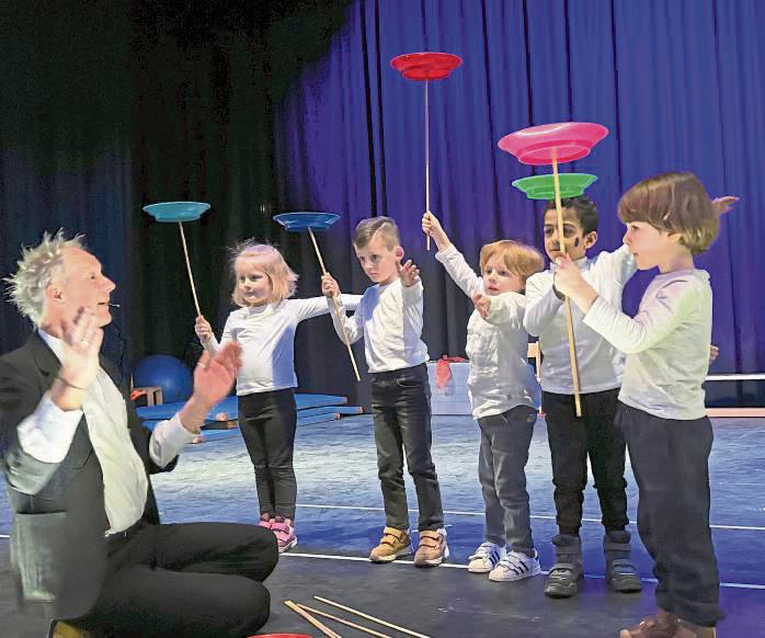 Mit Akrobatik und Jonglage unterhielten die Kinder der Kita Rasselbande am Freitag im Antonianum. Foto: Frenz