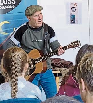 Sascha Gutzeit stellte seine Bücher mit musikalischer Begleitung vor.