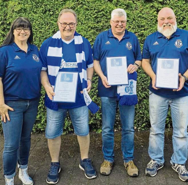 Auf der Versammlung des Schalke-Fanclubs Graf Bernhard wurden die Mitglieder (v.l.) Drago Radman (15 Jahre Mitgliedschaft), Rainer Wanierke (15) und Sven Hendriks (10) von der Vorsitzenden Bianca Ehrich (l.) geehrt.