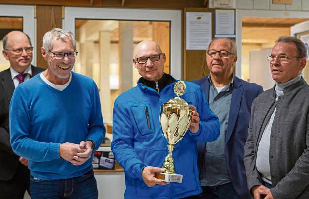 Abteilungsleiter Tristan Albers (Mitte) von BW Lipperbruch nahm den begehrten Wanderpokal des Stadtsportverbands zum 27. Mal in Empfang. Es gratulierten (v. l.) Stephan Tydecks, Wilfried Piepenbreier, Karl Jaworsky und Gunther Schmich.