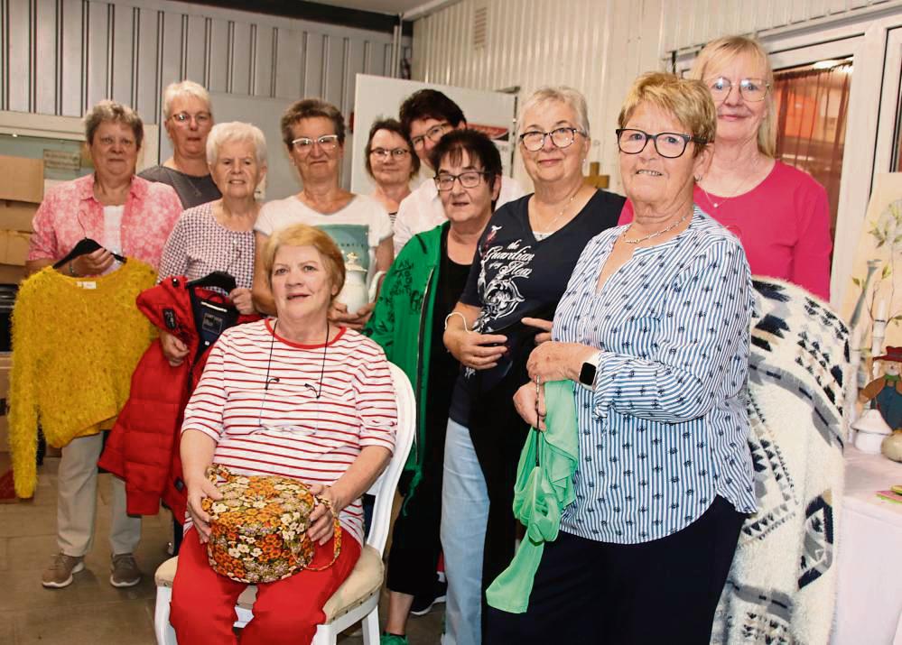 Die Geschichte der Kleiderkammer Anröchte ist geprägt von engagierten Frauen, die ihre Freizeit für die gute Sache opfern. Auch das aktuelle Team der Caritas ist mehrere Stunden in der Woche im Einsatz. Foto: Meschede