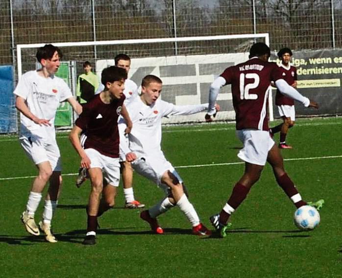 Nach dem 4:0-Auswärtssieg in Kaunitz legten die B-Junioren des TuS Lipperode (Weiß) nach. Auch gegen den ASC Dortmund blieben sie ohne Gegentor. Foto: Dannhausen