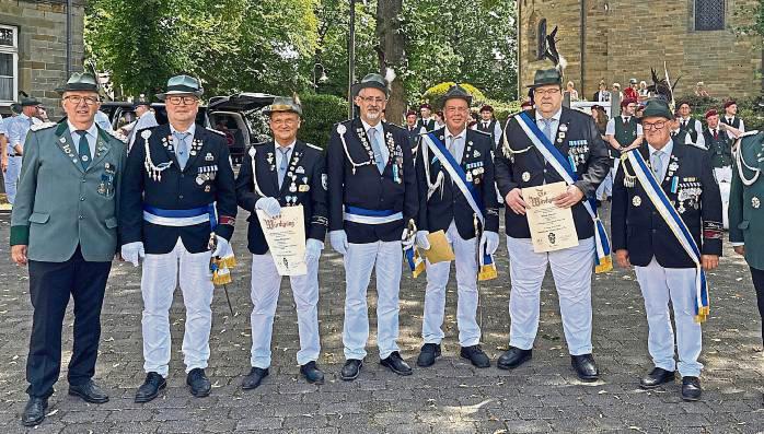 Die Schützen erhielten Orden für ihre Verdienste. Foto: Bußmann