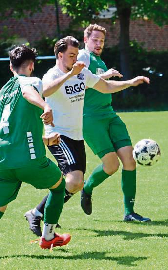 Auch den Teams aus Cappel (in Grün) und Overhagen (weiß) sitzt das Abstiegsgespenst im Nacken.Foto: Feichtinger