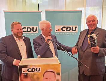 Heinrich Frieling (l.) und Hans-Josef Langesberg (M.) dankten Minister Karl-Josef Laumann.