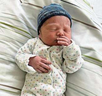 Gesund, munter und müde: Johannes ist das 1000. Baby im Lippstädter EVK.