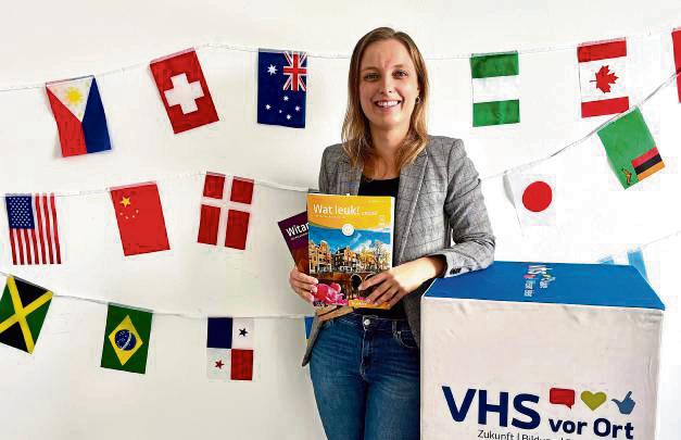 Insa Burmann, pädagogische Mitarbeiterin, präsentiert das Programm der VHS.
