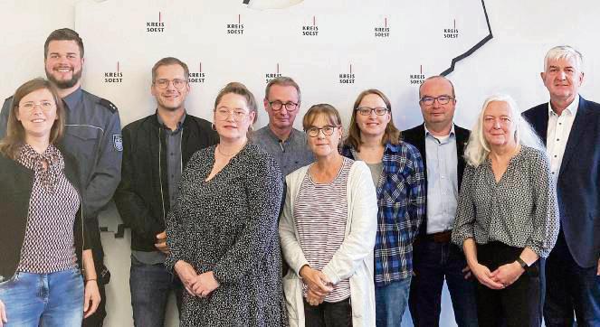 Engagieren sich gegen ausbeuterische Beschäftigung: (h.v.l.) Stephan Herrmann (Hauptzollamt), Andreas Canisius (Arbeitsagentur), Michael Hering, Lisa Sachse (beide Ini), Thomas Schweins, Martin Steinmeier (beide Jobcenter) sowie (v.v.l.) Anne Sellmann (Regionalagentur), Anna Szot (DGB-Beratungsnetzwerk), Heike Bock (Ini), Claudia Brand (Sen).