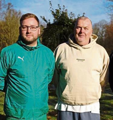 Trainer Ludger Hitschfeld (r.), hier mit Obmann Yannic Mursa, verlängert beim D-Ligisten GW Benninghausen.