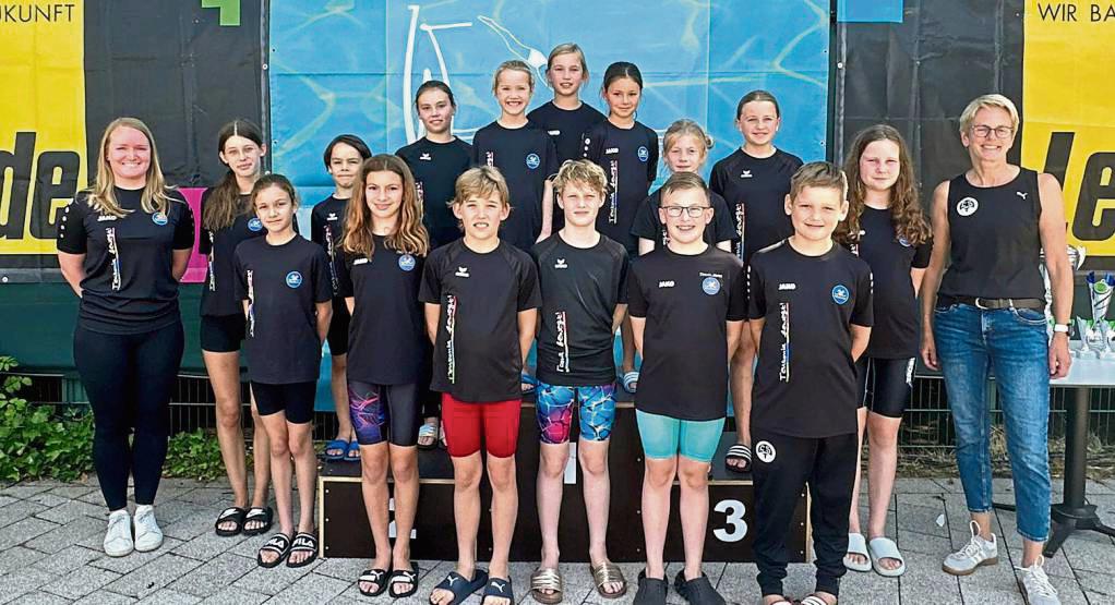 Eine starke Truppe: (h.v.l.) Trainerin Sabine Andermahr, Zoey Busemann, Franz Werner, Milena Schober, Emilia Bartmeier, Maia Kappel, Carla Vorderstraße, Leni Thomas, Levke Drews, Lotta Meierkord, Trainerin Dorothee Böckhorst, (v.v.l.) Sofia Tassis, Frida Cedrola, Lennart Johnigk, Lugh von Rennenkampff, Niklas Reuß und Nick Silling von Teutonia.