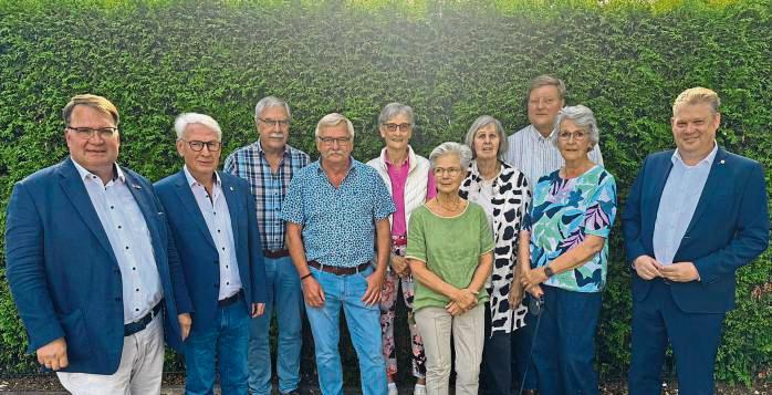 Die Seniorenunion (SU) Lippstadt startet durch (v.l.): Stadtverbandsvorsitzender Markus Patzke (l.), SU-Kreisvorsitzender Hans-Josef Langesberg (2.v.l.), Fraktionsvorsitzender Peter Cosack (3.v.r.) und Landtagsabgeordneter Jörg Blöming (r.) gratulierten dem Vorstand (v.l.) Georg Stanze, Karl-Heinz Burghardt, Brigitte Lippsmeier, Gabriele Romberg, Ingrid Rudat und Monika Meyer.