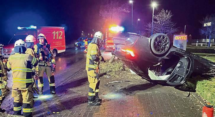 Das Auto landete auf dem Dach, nachdem aus unbekannten Gründen von der Straße abkam. Foto: Thomas Lübbers (Feuerwehr Lippstadt)