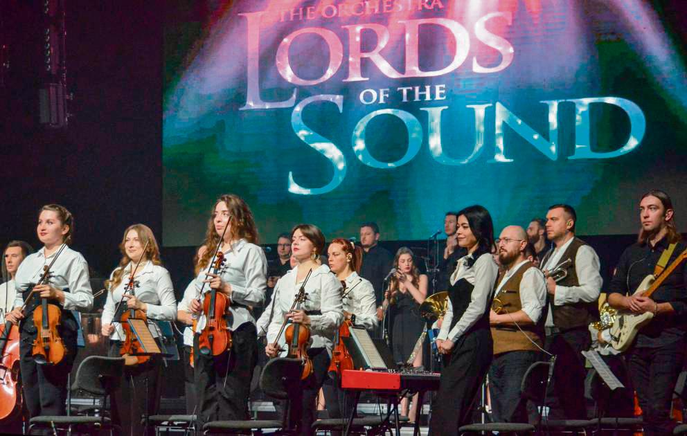 Die Musikerinnen und Musiker des Orchesters Lords Of The Sound stammen aus der Ukraine. In Lippstadt begeisterten sie mit der Musik von Hans Zimmer. Foto: Dietmar Gröbing