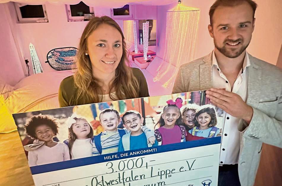Entspannung mit Lichtelementen und Vibrationsboard: Dank Unterstützung konnte der neue Snoezelraum des Autismus-Therapie-Zentrums eingerichtet werden: Teamleiterin Thea Altrogge und Pate Tobias Wischnewski freut’s. Foto: Cegelski