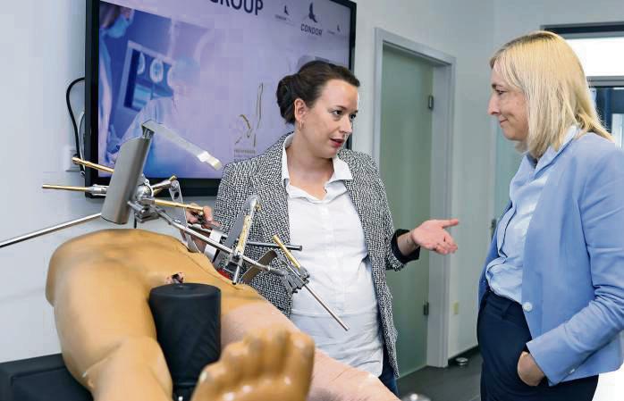Bundes-Gesundheitsministerin Nina Warken (r.) informierte sich bei Ira Fecke-Schulte (l.) über Wundspreizer, hochpräzise Produktion und Innovationsfähigkeit der Condor-Gruppe. Begleitet wurde sie von CDU-Lokalpolitikern, die den Wert der Medizintechnik für die Region hervorhoben.