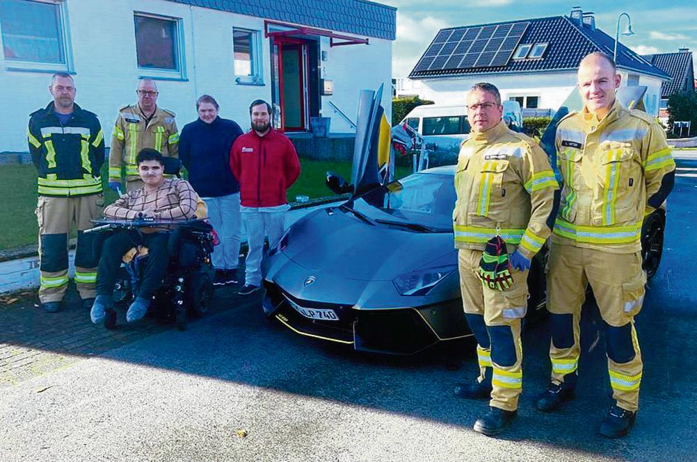 Ein Traum wurde wahr: Kameraden der Anröchter Feuerwehr und Mitarbeiter des ambulanten Caritas-Pflegedienstes halfen Yaman in den vom ambulanten Kinderhospizdienst Soest organisierten Lamborghini. Die anschließende Fahrt war Yamans Herzenswunsch.