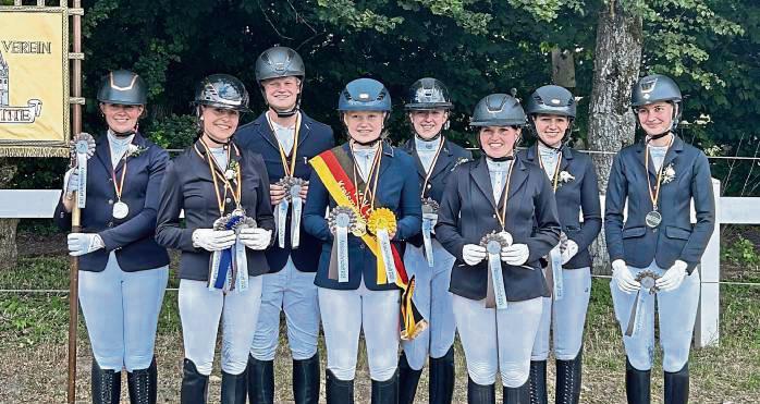 Stolz auf die Erfolge bei der Kreismeisterschaft (v.l.): Lena Bußemas, Annchristin Fischer, Fabian Radke, Lisanne Radke, Maja Tiemann, Beatrice Glahe, Hanna Arndt und Larina Marie Scheepers vom Reiterverein Erwitte.