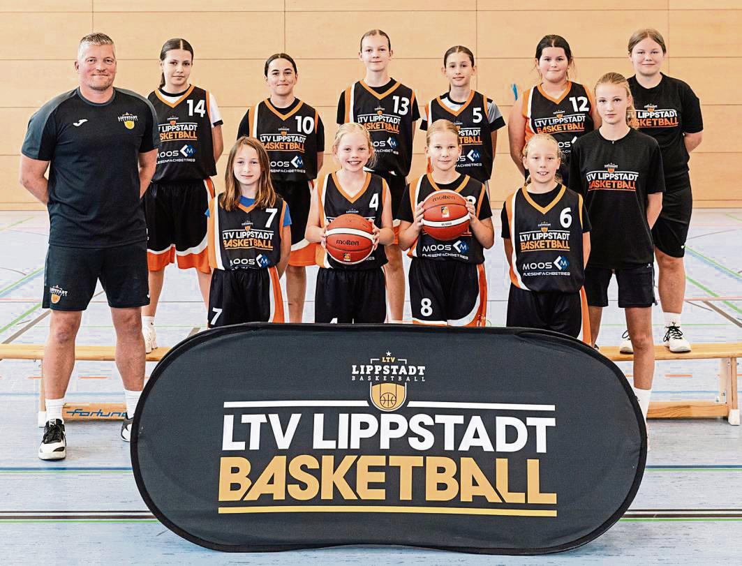 Sie sind gewappnet für das Abenteuer Regionalliga: Die U12-Basketballmädchen des LTV Lippstadt mit Trainer Dominik Kleinschmidt (l.) und Co-Trainerin Lotte Liedmeier (v.r.) peilen das Final-Four-Turnier um die Westdeutsche Meisterschaft an.
