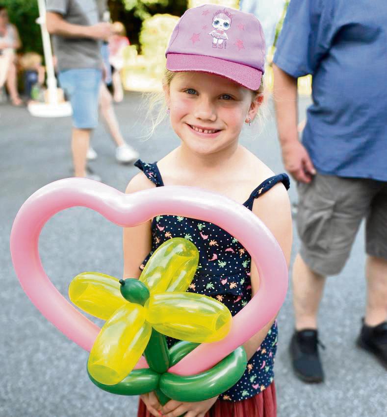 Glücklich ist diese junge Besucherin über ihren Luftballon.