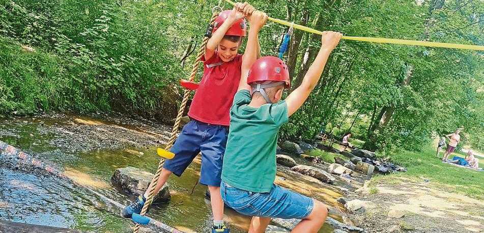 In Teams sind die Kinder auf der Slackline balanciert.