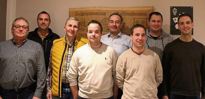 Der Vorstand präsentiert sich um den wiedergewählten Vorsitzenden Matthias Horstschäfer (3.v.l.). Foto: Biermann