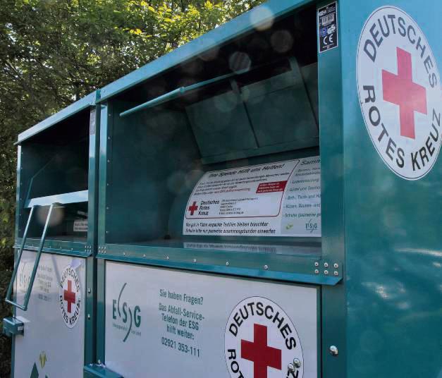 Caritative Organisationen wie das DRK (Bild), aber auch kommerzielle Anbieter sammeln Altkleider über Container.