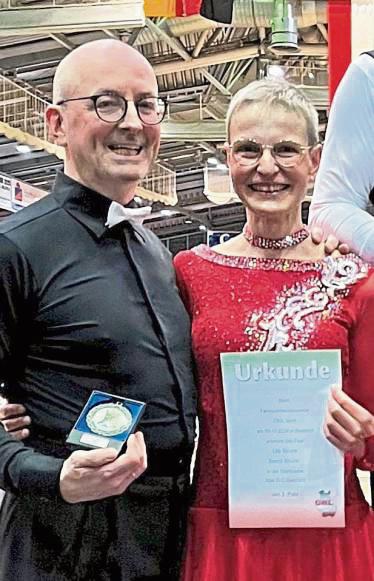 Das Lippstädter Tanzpaar Ute und Bernd Strunk glänzte beim OWL-Turnier in Bielefeld.